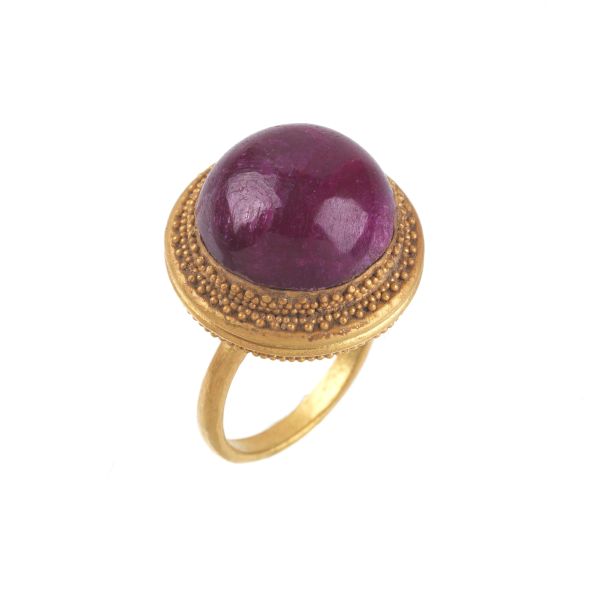BIG CABOCHON STONE RING IN 18KT YELLOW GOLD