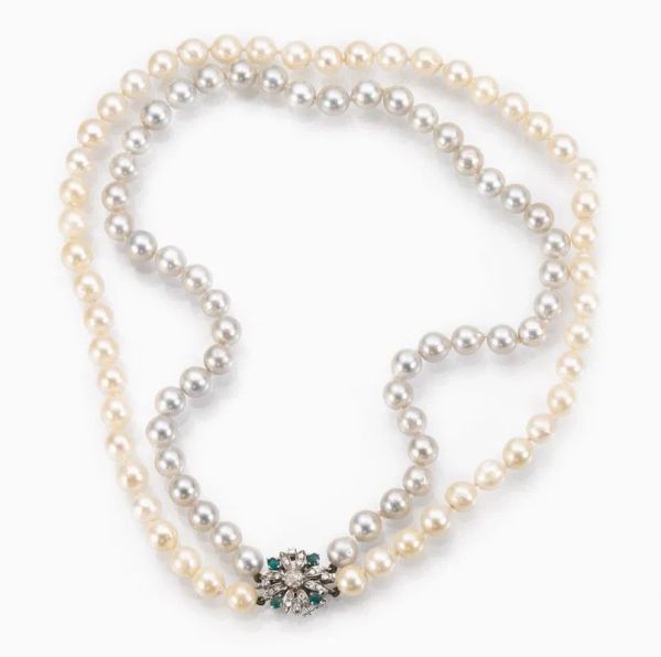 Collana in oro bianco, perle, smeraldi e diamanti 