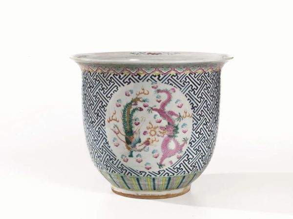  Cache-pot, Cina, sec. XIX,  in porcellana policroma decorata con motivi geometrici e con draghi e pavoni entro riserve ovali, alt. cm 31, diam. cm 37,5