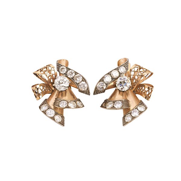 



DIAMOND RIBBON-SHAPED EARRINGS IN 14KT GOLD