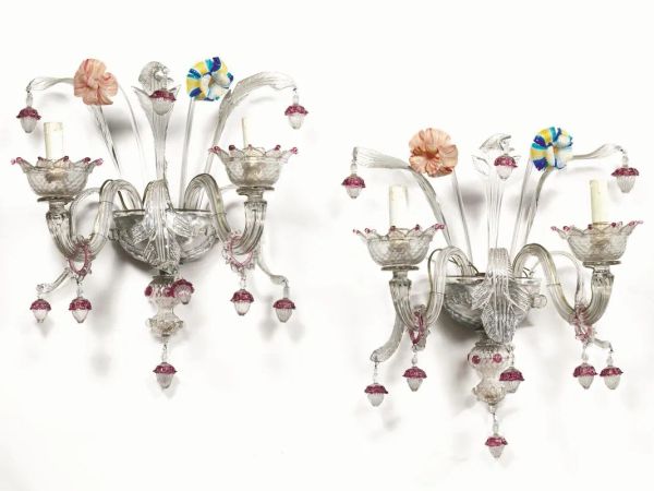 Quattro applique in vetro di Murano trasparente a due luci con rilievi in vetro rosa e fiori policromi, alt. cm 60 (4)