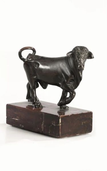  Scultura, Scuola toscana sec. XVII , in bronzo modellata come un toro, cm 11x14, su base in marmo rosso venato