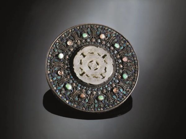  Specchio, Cina sec. XIX,  in metallo argentato e smalti, il retro centrato da