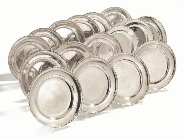  Sedici piatti, in argento con bordo a cordonetto, diam. cm 23, g 6740 (16)  