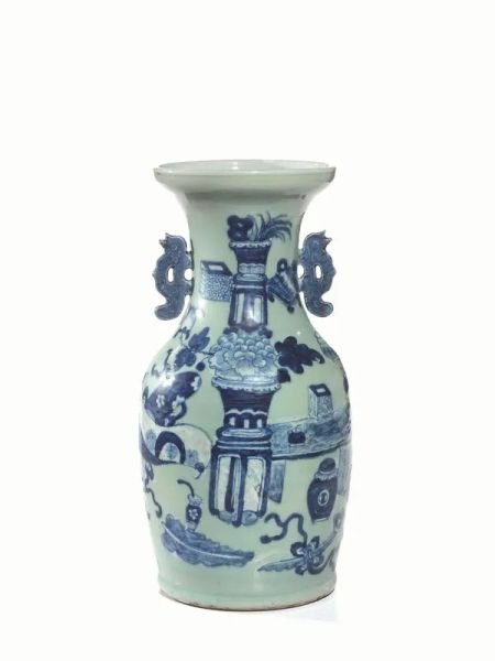  Vaso Cina fine dinastia Qing periodo Repubblicano , in porcellana a fondo celadon decorato a oggetti antichi, anse traforate,