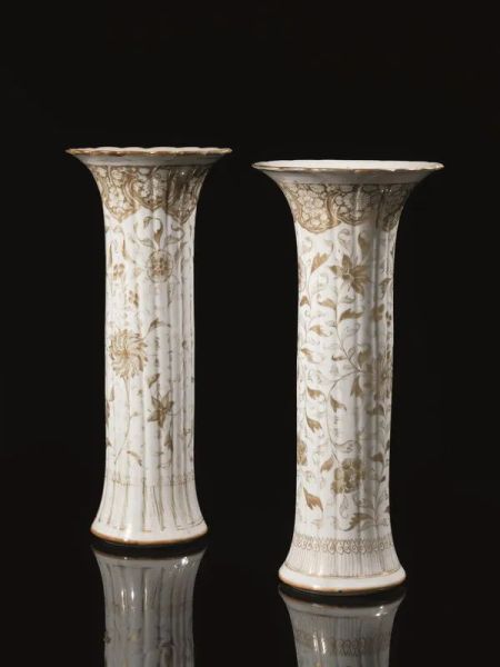 Coppia di vasi a tromba Cina sec. XVIII, in porcellana bianco decorati con motivi floreali oro alt. cm 30 un vaso con felatura (2)