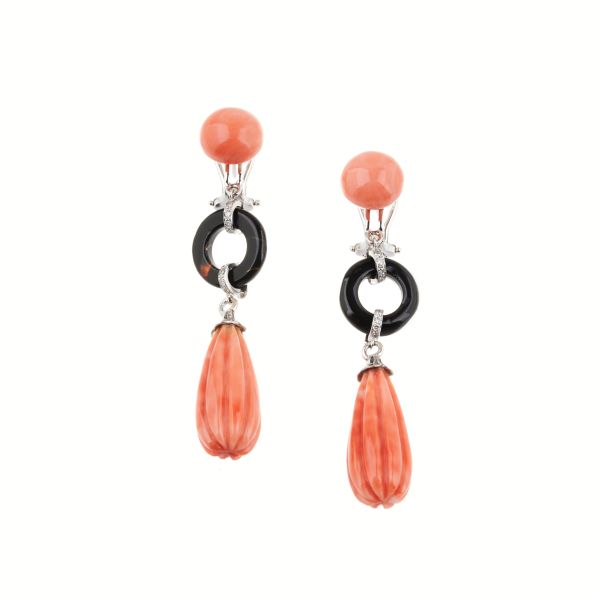 LONG ROSE CORAL AND ONYX DROP EARRINGS IN 18KT WHITE GOLD