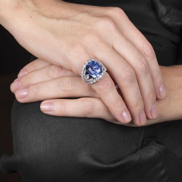 ANELLO A FASCIA CON ZAFFIRO CEYLON E DIAMANTI