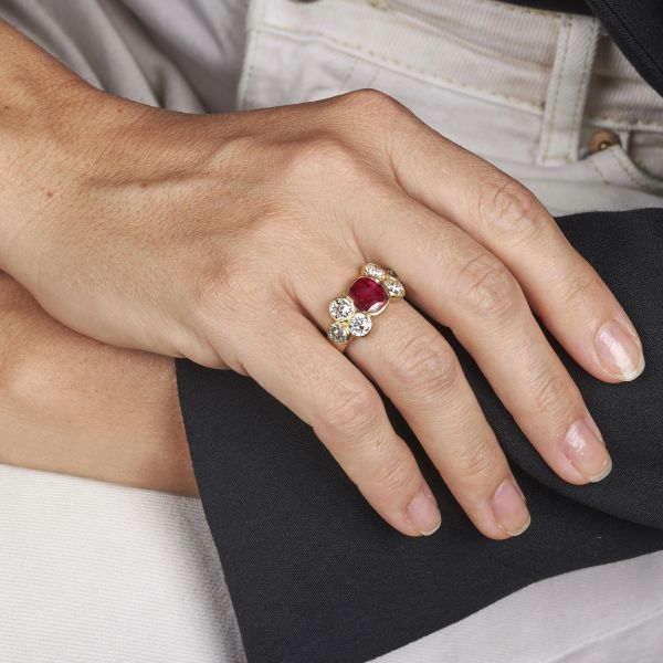 ANELLO CON RUBINO BIRMANO E DIAMANTI