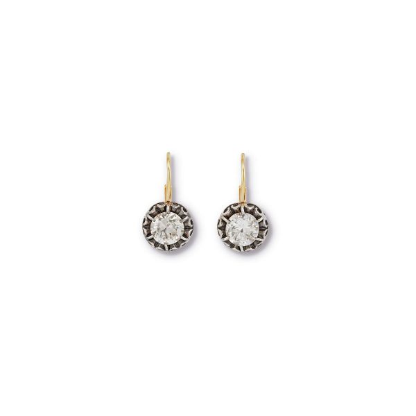 



PAIR OF DIAMOND EARRINGS IN SILVER AND 18KT YELLOW GOLD