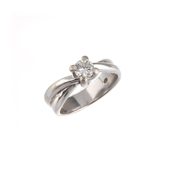 SOLITAIRE DIAMOND RING IN 18KT WHITE GOLD