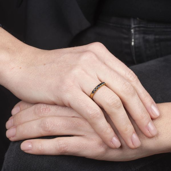 ANELLO RIVIERE CON ZAFFIRI