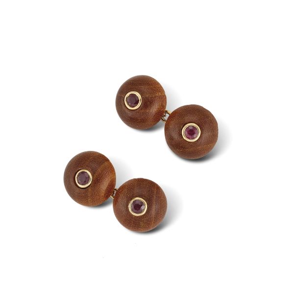 



POIRAY CUFFLINKS IN 18KT YELLOW GOLD AND WOOD