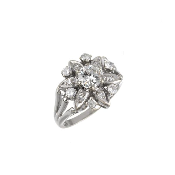 FLORAL DIAMOND RING IN 18KT WHITE GOLD