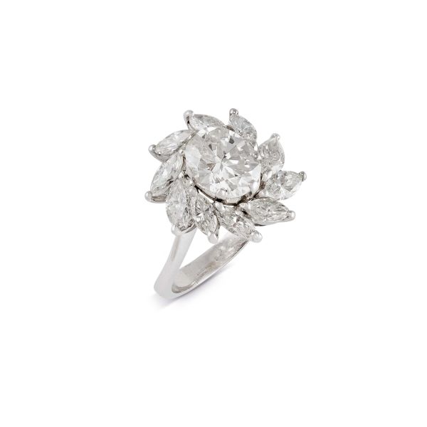 



ANELLO CON DIAMANTE OVALE