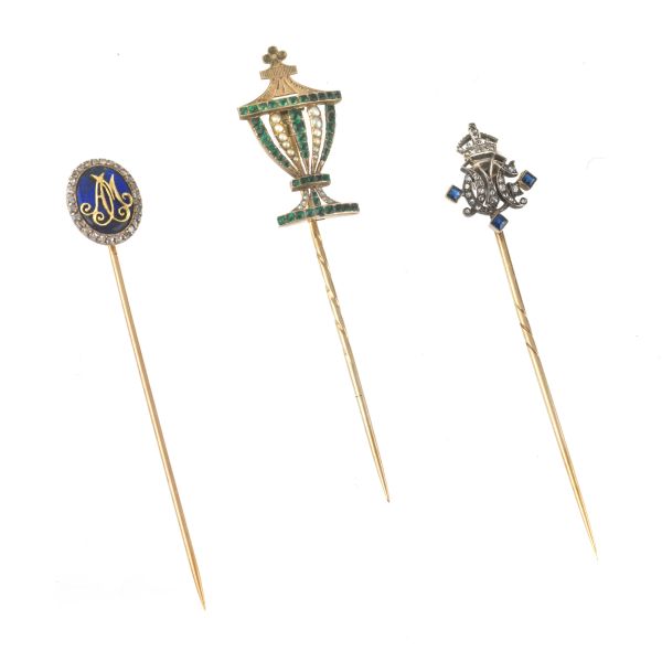 GROUP OF PINS IN GOLD AND SILVER 