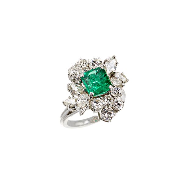 EMERALD AND DIAMOND RING IN 18KT WHITE GOLD