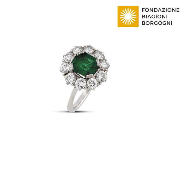 EMERALD AND DIAMOND FLOWER RING IN 18KT WHITE GOLD