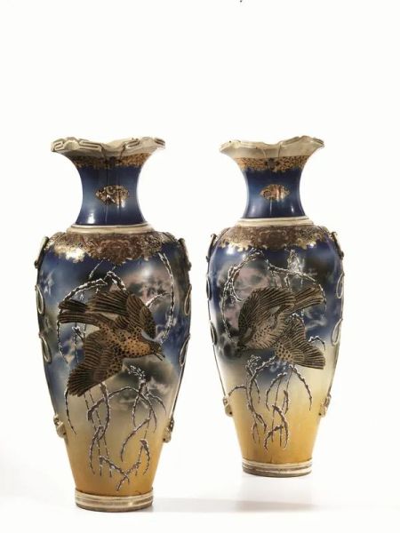  Grande coppia di vasi Satsuma, Giappone inizi sec. XX,  a fondo azzurro e decorati con figure di rapaci, anse ad anello, bocca svasata, alt. cm 92 (2)
