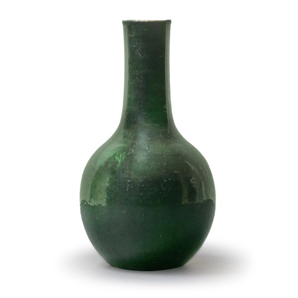 



VASO A BOTTIGLIA IN PORCELLANA A SMALTO VERDE CON DECORAZIONE INCISA, CINA, DINASTIA QING, SEC. XIX&ndash;XX