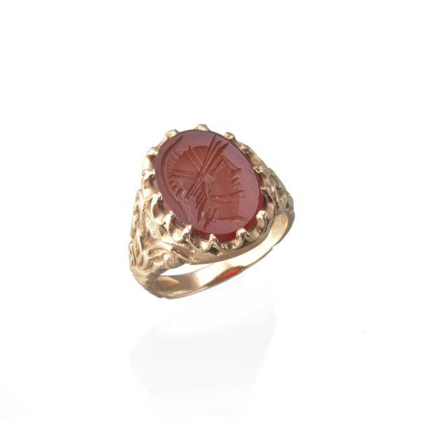 ENGRAVED CARNELIAN RING IN GOLD