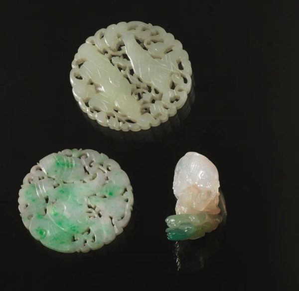 Tre oggetti, Cina inizi sec. XX,&nbsp; in giada, di cui due placchette traforate e una carpa con ranocchia, diam. cm 5,5, diam. cm 5, e lung. cm 4,6