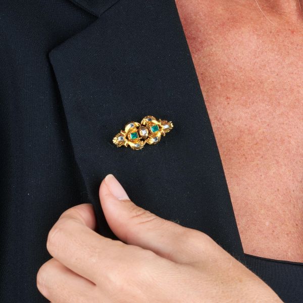 PICCOLA SPILLA CON SMERALDI E DIAMANTI