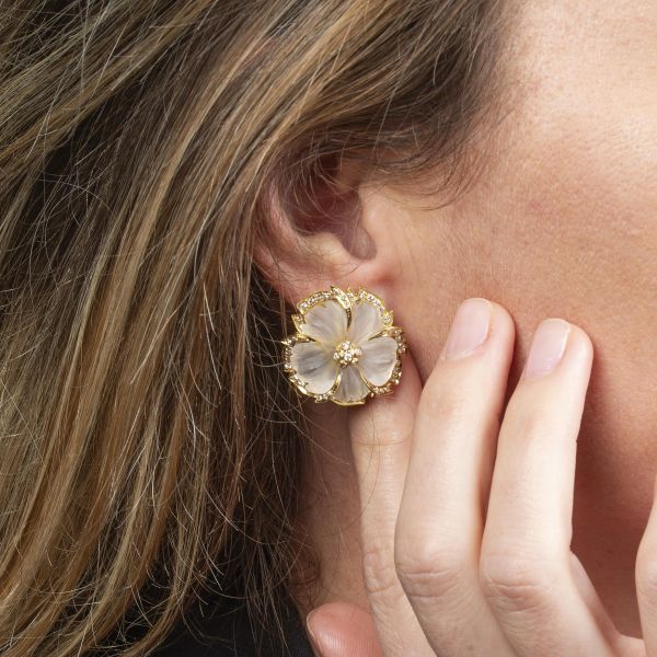 PAIO DI ORECCHINI A FORMA DI FIORE CON DIAMANTI E CRISTALLO DI ROCCA