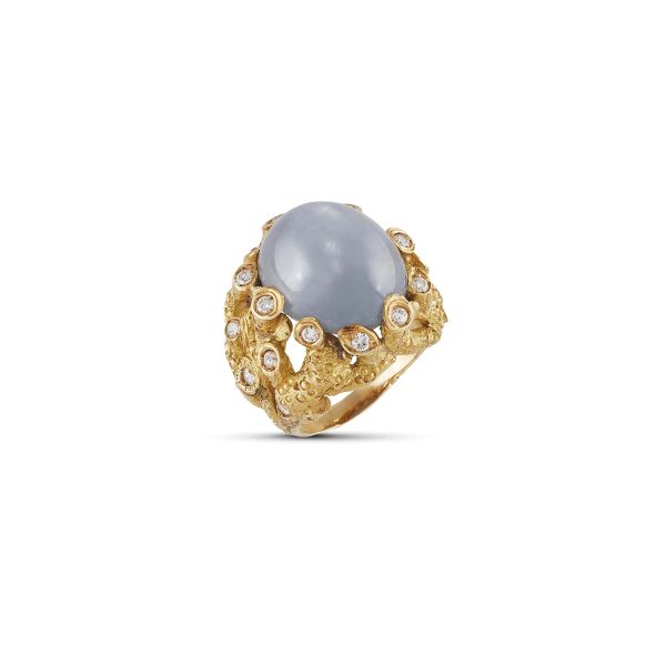 STAR SAPPHIRE AND DIAMOND RING IN 18KT YELLOW GOLD