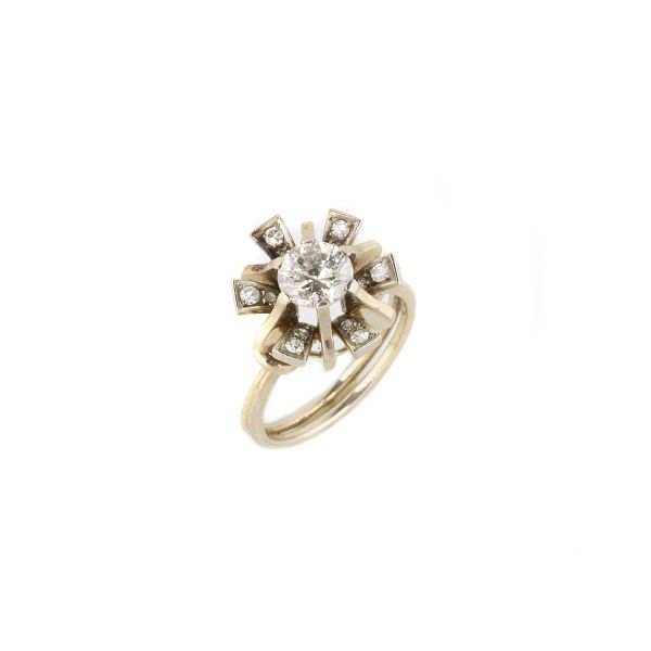 FLORAL DIAMOND RING IN 18KT WHITE GOLD