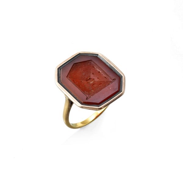 CARNELIAN RING IN METAL AND GOLD