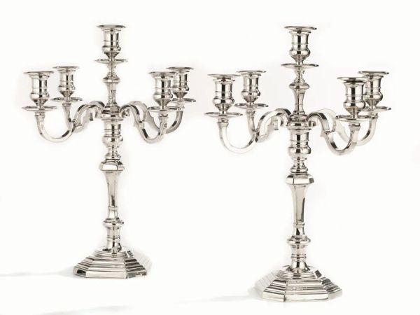  Coppia di candelabri  in argento a quattro bracci sagomati ciascuno, fusto a