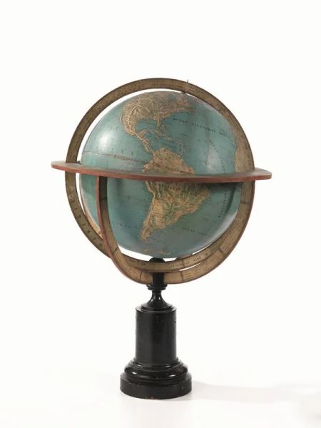 Globo terrestre a rilievo, Francia, sec. XIX, completo di sostegno in legno. Editore Guillemin&amp;Delmont, Parigi, alt. cm 62