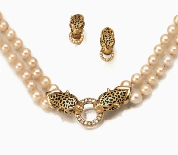 Demi parure in oro giallo, perle coltivate, smeraldi e diamanti, composta di collana e paio di orecchini