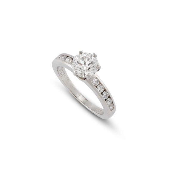 Tiffany &amp; Co - 



TIFFANY &amp; CO ANELLO CON DIAMANTI