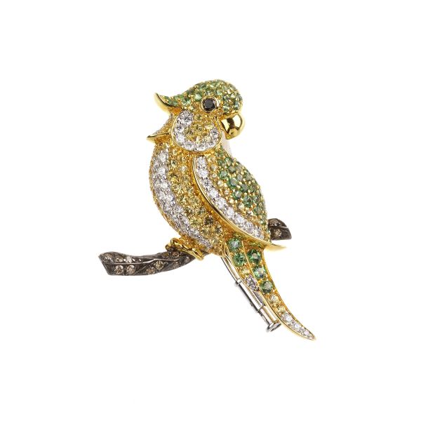 SMALL PARROT-SHAPED BROOCH IN 18KT THREE TONE GOLD