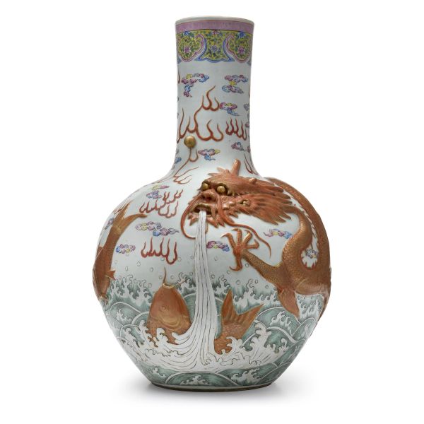 Aldo Londi - A FAMILLE ROSE PORCELAIN TIANQIUPING VASE WITH CARP-TRANSFORMINGINTO-DRAGON MOTIF, CHINA, LATE QING TO REPUBLIC PERIOD 