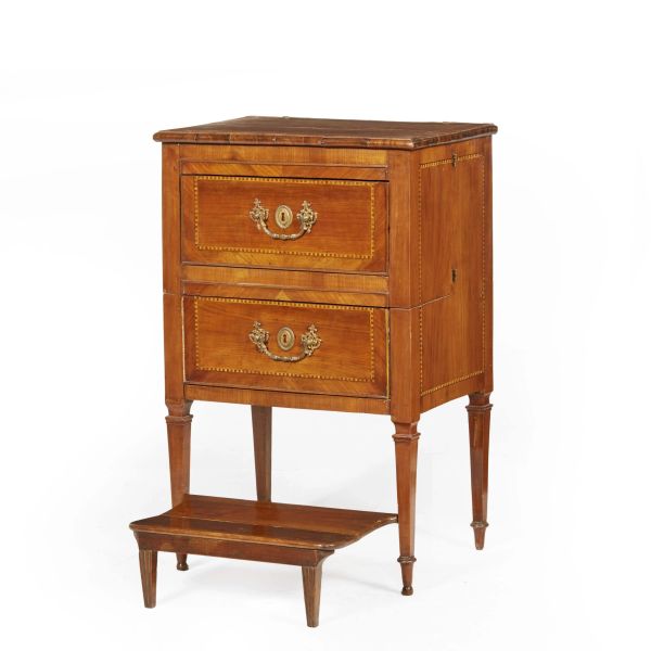 A SIENESE SMALL COMMODE, 19TH CENTURY