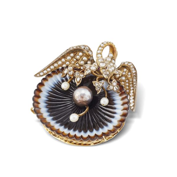



PEARL DIAMOND AND ENGRAVED CHALCEDONY BROOCH IN GOLD 