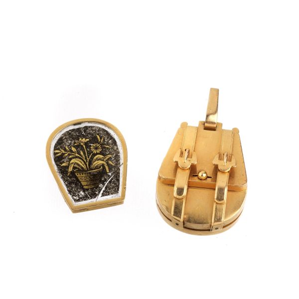 BACKPACK-SHAPED PENDANT IN GOLD