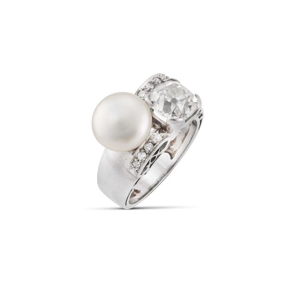 



NATURAL PEARL AND DIAMOND BAND RING IN PLATINUM