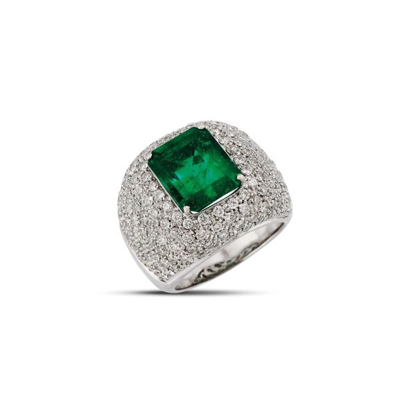 



COLOMBIAN EMERALD AND DIAMOND WIDE BAND RING IN 18KT WHITE GOLD