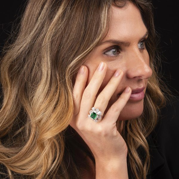 ANELLO CON SMERALDO E DIAMANTI