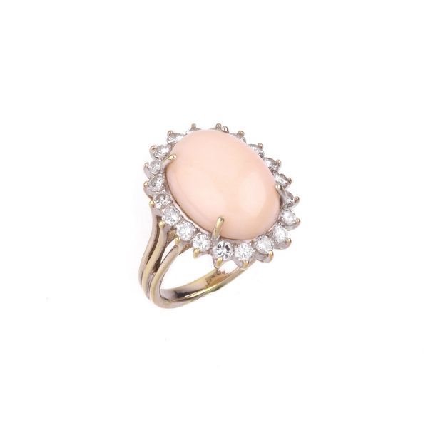 ROSE CORAL AND DIAMOND MARGUERITE RING IN 18KT RHODIUM-PLATED YELLOW GOLD