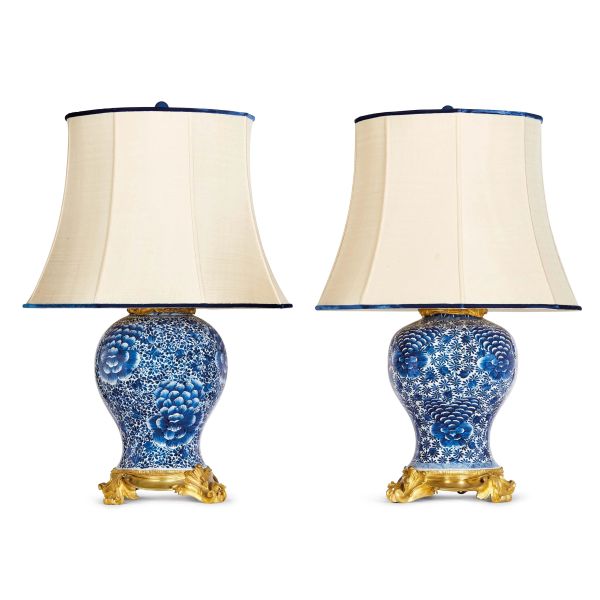 



A PAIR OF CHINESE VASES, 20TH CENTURY