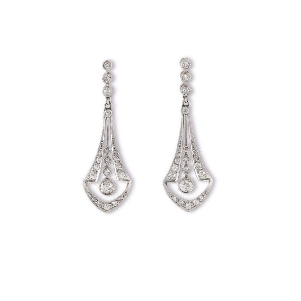 



DIAMOND DROP EARRINGS IN 18KT GOLD
