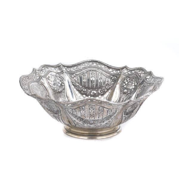 A SILVER CUP, END OF 19TH CENTURY