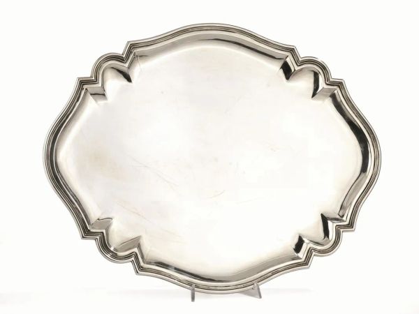  Vassoio, in argento di forma ovale sagomata, cm 58,5x45, g 2000             