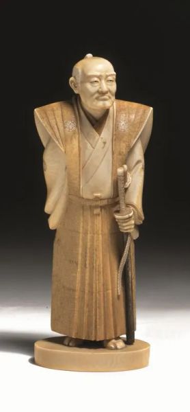 Samurai, Giappone inizi sec. XX, in avorio, reggente due spade, alt. cm 18,5 ca