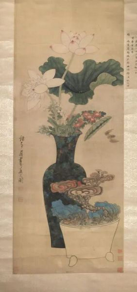 Dipinto Cina attribuito a Chen Hongshu (1598-1652), su seta, raffigurante vaso con fiori di loto e vaso con bonsai di pietre, sigillo e firma dell'artista e sigilli di propriet&agrave; del periodo Jiaqing, misure totali cm 100x59